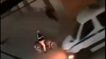 الجزائر.. الشرطة تمنع محاولة اعتداء على مواطن تعرض للسرقة (فيديو) الجزائر.. الشرطة تمنع محاولة اعتداء على مواطن تعرض للسرقة (فيديو)