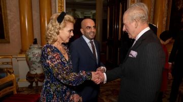 الملك تشارلز يلتقي البطل الجزائري الذي تصدى لهجوم مع طعن جماعي على متن قطار في لندن