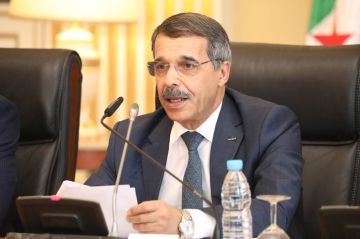 العجز والمديونية في الجزائر يثيران نقاشات سياسية واقتصادية العجز والمديونية في الجزائر يثيران نقاشات سياسية واقتصادية