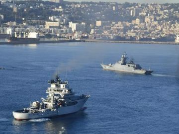 وصول سفينة بويكي الحربية الروسية إلى ميناء الجزائر في زيارة عمل وصول سفينة بويكي الحربية الروسية إلى ميناء الجزائر في زيارة عمل