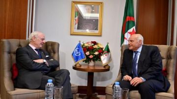 وزير الخارجية الجزائري يستقبل دي ميستورا ويجدد دعم الجزائر لجهود الأمم المتحدة