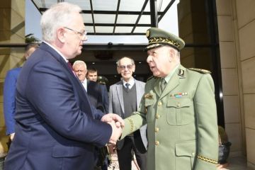 رئيس الأركان الجزائري يستقبل مسؤولا عسكريا روسيا رفيع المستوى رئيس الأركان الجزائري يستقبل مسؤولا عسكريا روسيا رفيع المستوى