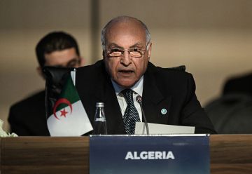 وزير الخارجية الجزائري يعلق على أنباء رفع مالي دعوى قضائية ضد بلاده