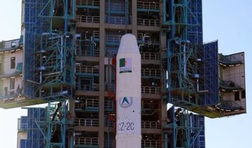 وزير الدفاع الجزائري يراقب إطلاق الصين قمرا اصطناعيا لبلاده (فيديو)