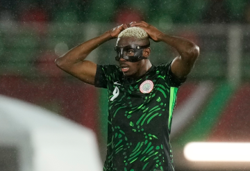 فيكتور أوسيمين والرحيل الغامض!.. ماذا يحدث داخل معسكر نيجيريا قبل مواجهة الجزائر؟