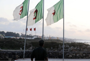 الدفاع الجزائرية تعلن مقتل مهربين مغربيين وإحباط محاولة إدخال 49 كلغ من الحشيش غرب البلاد الدفاع الجزائرية تعلن مقتل مهربين مغربيين وإحباط محاولة إدخال 49 كلغ من الحشيش غرب البلاد