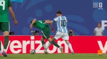 جدل تحكيمي في مونديال 2026.. انتقادات لعدم طرد ميسي أمام الجزائر جدل تحكيمي في مونديال 2026.. انتقادات لعدم طرد ميسي أمام الجزائر