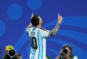 لا علاقة لبكاء ميسي في مباراة الجزائر بالرياضة.. عائلة اللاعب تصدر بيانا رسميا بشأن مرض والده لا علاقة لبكاء ميسي في مباراة الجزائر بالرياضة.. عائلة اللاعب تصدر بيانا رسميا بشأن مرض والده