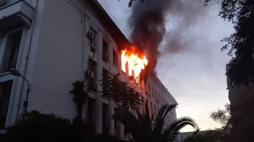 الجزائر.. اندلاع حريق بمقر وزارة التربية بالمرادية (صور) الجزائر.. اندلاع حريق بمقر وزارة التربية بالمرادية (صور)
