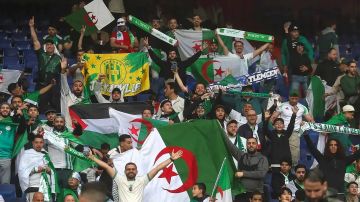 قبل مواجهة الغد.. اشتباكات عنيفة وتبادل للضرب واللكمات بين جماهير الجزائر والأرجنتين (فيديو) قبل مواجهة الغد.. اشتباكات عنيفة وتبادل للضرب واللكمات بين جماهير الجزائر والأرجنتين (فيديو)