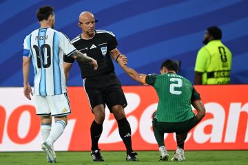بشأن طرد ميسي .. لقطة تثير جدلا في مباراة الأرجنتين والجزائر
