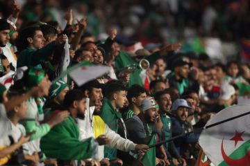 تضمن هتاف ميسي عدو الله .. حقيقة فيديو متداول لجماهير منتخب الجزائر بالتزامن مع مباراة الأرجنتين تضمن هتاف ميسي عدو الله .. حقيقة فيديو متداول لجماهير منتخب الجزائر بالتزامن مع مباراة الأرجنتين