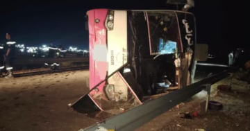 مقتل 6 أشخاص وإصابة 31 آخرين إثر انقلاب حافلة في الجزائر مقتل 6 أشخاص وإصابة 31 آخرين إثر انقلاب حافلة في الجزائر