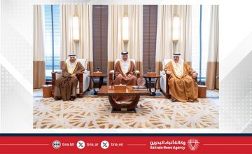لدى وصوله البحرين للمشاركة في اجتماع رؤساء البرلمانات الخليجية.. رئيسا مجلسي الشورى والنواب يستقبلان رئيس مجلس الشورى القطري
