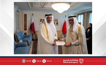 وزير الخارجية يتسلم نسخة من أوراق اعتماد سفير دولة قطر المعين لدى مملكة البحرين