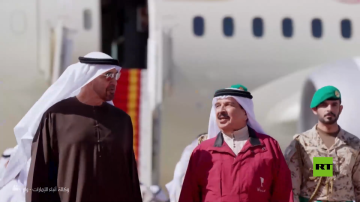ملك البحرين يستقبل رئيس الإمارات في مطار قاعدة الصخير الجوية ملك البحرين يستقبل رئيس الإمارات في مطار قاعدة الصخير الجوية