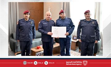 رئيس الشرطة يكرم شرطيين تقديرا لقيامهما بإنقاذ طفلة تعرضت للغرق رئيس الشرطة يكرم شرطيين تقديرا لقيامهما بإنقاذ طفلة تعرضت للغرق