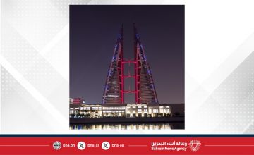 مباني العاصمة المنامة تتشح باللونين العنابي والأبيض احتفاء بالعيد الوطني لدولة قطر الشقيقة