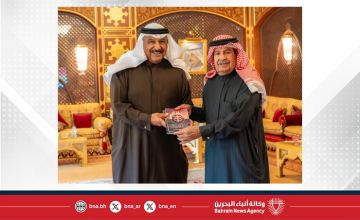 سمو الشيخ علي بن خليفة آل خليفة يتسلم نسخة من كتاب أشرعة الأدميرال