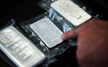 الفضة تعوض خسائرها وتتجه لتحقيق مكاسب شهرية بنسبة 33 