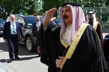 ملك البحرين يقود أوروس أهداها له بوتين (فيديو) ملك البحرين يقود أوروس أهداها له بوتين (فيديو)