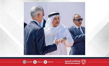 نائب رئيس مجلس الوزراء يغرس الشجرة رقم 14 ألفا احتفاء بانتهاء أعمال التشجير في شارع المحرق الدائري نائب رئيس مجلس الوزراء يغرس الشجرة رقم 14 ألفا احتفاء بانتهاء أعمال التشجير في شارع المحرق الدائري