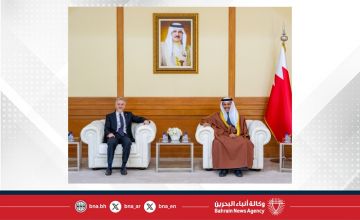 وزير الإعلام يستقبل سفير المملكة المتحدة لدى مملكة البحرين