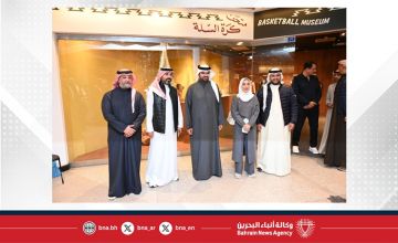 سمو الشيخ عيسى بن علي يزور متحف كرة السلة في هوى المنامة