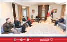 وزير الداخلية يستقبل قائد الأسطول الخامس ويشيد بالشراكة الاستراتيجية والعلاقات الوثيقة بين البحرين والولايات المتحدة الأمريكية