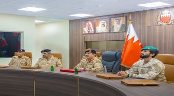 ملك البحرين يؤكد مواصلة تطوير الجاهزية العسكرية لقوة الدفاع