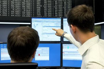 أسواق الخليج تتراجع مع تصاعد التوترات المرتبطة بمضيق هرمز أسواق الخليج تتراجع مع تصاعد التوترات المرتبطة بمضيق هرمز