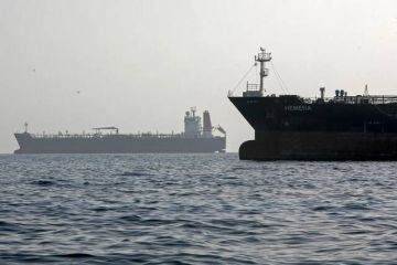 أصحاب السفن يعرضون مكافآت ضخمة لجذب الطواقم للإبحار عبر هرمز أصحاب السفن يعرضون مكافآت ضخمة لجذب الطواقم للإبحار عبر هرمز