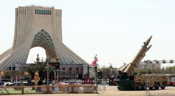 الجيش الإيراني يعلن استهداف قاعدة أميركية في البحرين بهجوم واسع بالطائرات المسيرة الجيش الإيراني يعلن استهداف قاعدة أميركية في البحرين بهجوم واسع بالطائرات المسيرة