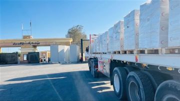 الهلال الأحمر يدفع 10 آلاف طن مساعدات إغاثية عبر قافلة زاد العزة إلى غزة