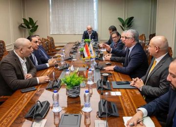 رئيس اقتصادية قناة السويس يشهد توقيع عقد مشروع انفينيتي فابريك لتصنيع الخيوط بـ السخنة 