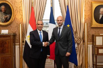 وزير الخارجية المصري يلتقي نظيره الفرنسي في باريس (صور)