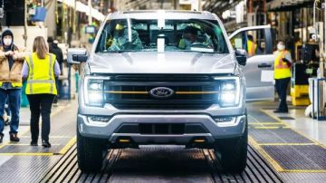 حريق خطير يهدد الشاحنة الأكثر مبيعا في أمريكا