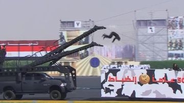 طلاب أكاديمية الشرطة ينفذون قفزات هوائية خطرة في عرض تدريبي بحضور الرئيس السيسي طلاب أكاديمية الشرطة ينفذون قفزات هوائية خطرة في عرض تدريبي بحضور الرئيس السيسي