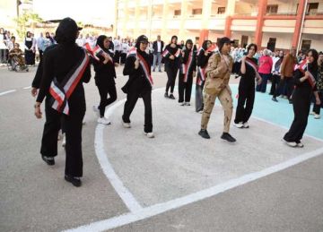 احتفالا بذكرى أكتوبر.. فقرات غنائية وعروض حركية لطالبات مدرسة التحرير الصناعية ببورسعيد