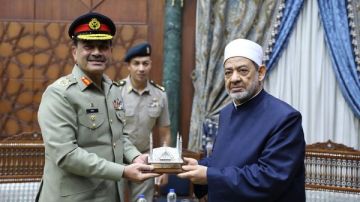 شيخ الأزهر يستقبل رئيس هيئة الأركان البرية الباكستانية لبحث تعزيز التعاون المشترك شيخ الأزهر يستقبل رئيس هيئة الأركان البرية الباكستانية لبحث تعزيز التعاون المشترك