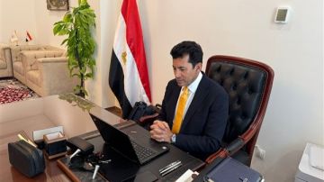 وزير الشباب يتلقى خطابا من رئيس الكونفدرالية الإفريقية للمصارعة بشأن مكافحة التجنيس