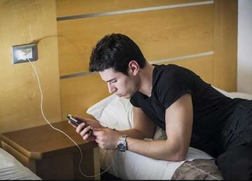 لو بتحب تقلب في موبايلك على السرير.. علماء يكشفون عن كارثة ربما تضر بصحتك لو بتحب تقلب في موبايلك على السرير.. علماء يكشفون عن كارثة ربما تضر بصحتك