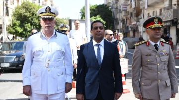 احتفالا بذكرى النصر .. نائب محافظ قنا يضع إكليل الزهور على النصب التذكارية لشهداء المدينة