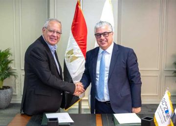 باستثمارات تتخطى 75 مليون دولار.. رئيس اقتصادية قناة السويس يوقع عقود 3 مشروعات جديدة بالقنطرة غرب الصناعية باستثمارات تتخطى 75 مليون دولار.. رئيس اقتصادية قناة السويس يوقع عقود 3 مشروعات جديدة بالقنطرة غرب الصناعية