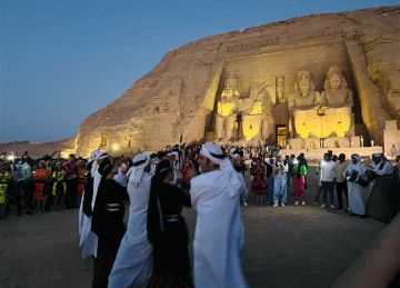 بالتزامن مع تعامد الشمس علي وجه تمثال رمسيس.. عروض فنية في ساحة معبد أبو سمبل بالتزامن مع تعامد الشمس علي وجه تمثال رمسيس.. عروض فنية في ساحة معبد أبو سمبل