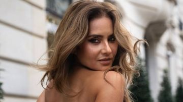 نيللي كريم تخطف الأنظار في شوارع باريس.. شاهد نيللي كريم تخطف الأنظار في شوارع باريس.. شاهد