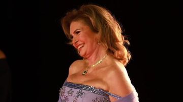 يسرا تقدم تكريم منة شلبي في مهرجان الجونة السينمائي يسرا تقدم تكريم منة شلبي في مهرجان الجونة السينمائي