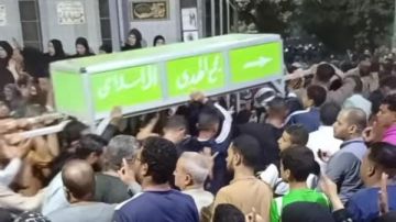 أهالي أجهور بطوخ يشيعون جثامين ضحايا حادث انقلاب سيارة بترعة في القليوبية أهالي أجهور بطوخ يشيعون جثامين ضحايا حادث انقلاب سيارة بترعة في القليوبية