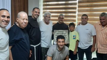 أهداه لوحة قرآنية.. الأب بطرس دانيال يزور الكابتن حسن شحاتة