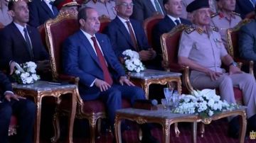 الرئيس السيسي يشاهد فقرة بعنوان إرادة جيل صنعت مجد خلال الندوة التثقيفية